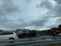 NASTALE KILOMETARSKE GUŽVE: Na autoputu Sarajevo-Zenica izgorio kombi (VIDEO)