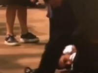 INCIDENT ZAPREPASTIO OŽALOŠĆENE: Pogledajte šta je učinio muškarac kojeg je policija uhapsila u blizini kovčega kraljice Elizabete (VIDEO)