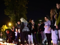TUŽNE SLIKE IZ HERCEGOVINE: Stotine Mostaraca ispred Kosače zapalile svijeće za porodicu Krstić