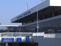 GROM POGODIO PISTU: Privremeno obustavljeni letovi na beogradskom aerodromu