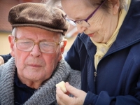 STARA KOMODA OTKRILA SVE: Djed (99) se razvodi od žene (96), otkrio tajnu koju je čuvala 60 godina