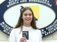 'SB' NA LICU MJESTA: Lani Pudar uručen diplomatski pasoš Bosne i Hercegovine (FOTO)