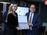 'SB' NA LICU MJESTA: Christian Schmidt uručio certifikate polaznicima Ljetne škole diplomatije koju su organizovali Muzej 'Alija Izetbegović'  i Homework (FOTO)