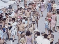 OVA ĆE VAS FOTOGRAFIJA ODUŠEVITI: 70-e su godine prošlog stoljeća, plaža je puna, a svima u oko upada jedna stvar
