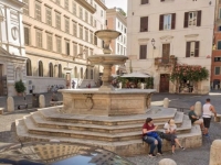 NEVJEROVATNO: Turist sjeo na rub fontane, jeo i pio - kažnjen je sa 450 eura...