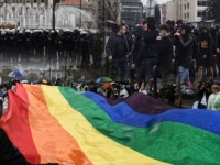 VULIN DAO DOZVOLU ZA EUROPRIDE, ALI NA NOVOJ RUTI: Desničari gađaju policiju i novinare flašama