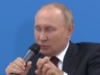 NADREALAN NASTUP: Putin šokirao Rusiju bizarnom šalom o 'gumenoj guzi', a onda i nekontroliranim trzanjem… (VIDEO)