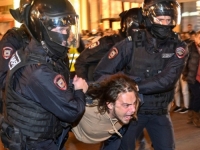 PUTINOVA OSVETA: Uhapsili ih na demonstracijama, odveli u policijsku stanicu i hladno im uručili pozive za vojsku!
