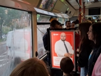 ŠTETA U TROLI, IZETBEGOVIĆ NA KONZOLI: Osvanuli bilbordi političkih stranaka, stajališta, raskrsnice, autobusi, trolejbusi 'puni' političara