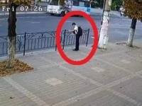 SEKUNDE GA DIJELILE OD SMRTI: Pogledajte kako dječak preživio stravičan nalet automobila (VIDEO)