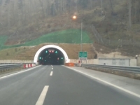 'SB' SAZNAJE: Još jedna nesreća na autoputu kod Sarajeva, vozač udario u zaštitni zid