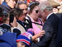 OPROŠTAJ OD KRALJICE: Charles III i princ William pozdravili ljude koji satima čekaju u redu (FOTO)