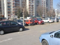 VIC DANA: Slupao Mujo tuđa kola na parkingu, pa ostavio ceduljicu ispod brisača