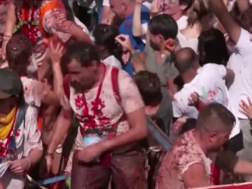 SLAVNI ŠPANSKI FESTIVAL: Oko 130 tona paradajza 'ispaljeno' na ovogodišnjoj Tomatini (FOTO, VIDEO)