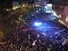 PROTESTI U BANJALUCI DOSTIGLI TAČKU USIJANJA: Slike ratnih zločinaca Karadžića i Mladića, zastave Vučićevog SNS-a, spominje se 'crvena banda' (VIDEO)