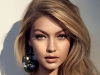 NADAHNUTA 70-IMA: Gigi Hadid teško je bilo ne primijetiti, od glave do pete u kašmiru (FOTO)