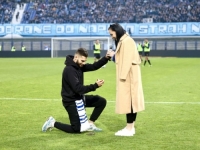 ROMANTIČAN ČIN U 'DOLINI ĆUPOVA': Pogledajte prosidbu na stadionu Grbavica na poluvremenu utakmice (FOTO)