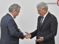 'SB' U PREDSJEDNIŠTVU BiH: Sattler uručio Preporuku Evropske komisije za kandidatski status BiH Šefiku Džaferoviću (FOTO)