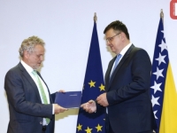 'SB' NA PREDAJI IZVJEŠTAJA EK PREDSJEDAVAJUĆEM VIJEĆU MINISTARA BiH: Ambasador Sattler bh. građanima čestitao kandidatski status (FOTO)