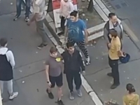 DRAMATIČAN SNIMAK U BEOGRADU: Opkolili djevojku i šutirali je (VIDEO)