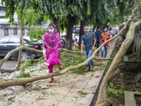 PORASTAO BROJ STRADALIH U BANGLADEŠU: Ciklon usmrtio najmanje 24 ljudi, broj žrtava mogao bi biti još veći (FOTO)