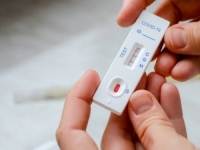 NOVI VAL COVIDA JE PRED VRATIMA: Svi upozoravaju na jedan simptom