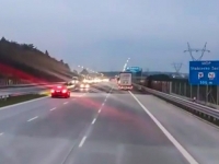 U DJELIĆU SEKUNDE IZBJEGNUTA KATASTROFA: Ovako izgleda susret s automobilom koji vozi u suprotnom smjeru na autocesti (VIDEO)