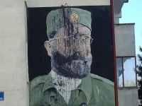 U CENTRU GRADA: Crnom bojom išaran mural ratnog zločinca iz Drugog svjetskog rata Draže Mihailovića u Foči