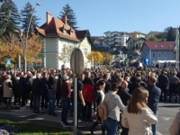 'SVI SMO MI AZUR': U Cazinu održani mirni protesti građana kojima su iskazali svoje nezadovoljstvo radom policije