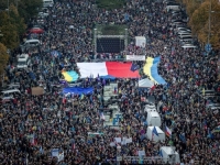 DESETINE HILJADA LJUDI NA ULICAMA PRAGA: Pružili podršku Ukrajini i demokratskim vrijednostima (VIDEO)