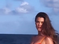 PAPARAZZI U AKCIJI: Skinula se zgodna danska manekenka, mamila uzdahe na plaži… (VIDEO)