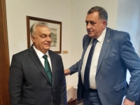 DODIKOVO DARIVANJE U BUDIMPEŠTI: Pogledajte šta je lider SNSD-a poklonio Viktoru Orbanu (FOTO)