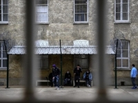 NEVJEROVATNO: Dron sletio u dvorište strogo čuvanog zatvora, čuvari nisu vjerovali svojim očima kada su vidjeli šta je nosio (FOTO)