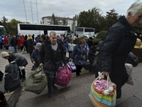 'SVI CIVILI MORAJU DA NAPUSTE GRAD': Građani se evakuišu, rijeka ljudi prešla Dnjepar (FOTO)