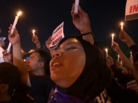TUGA, SUZE I SVIJEĆE: Indonežani se opraštaju od poginulih na stadionu