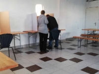 HAOSU U ZVORNIKU NEMA KRAJA: U Pilici otjerali posmatrače opozicije, ubacuju listiće za SNSD (VIDEO)