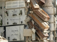 HOROR SCENA NA JUGU ITALIJE: Dio groblja se urušio, poispadali SANDUCI SA POKOJNICIMA (FOTO)