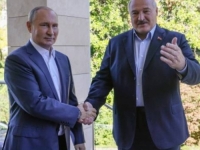 'PRIMI OVAJ TRAKTOR NA DAR': Lukašenko svom kolegi Putinu za 70. rođendan...