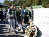 DA SE NIKAD NE ZABORAVI: Konvoj mladih Bošnjaka i njihovih prijatelja iz Hrvatske danas u Srebrenici
