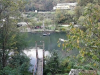 PUKAO NA POLA: Ovako izgleda srušeni most kod Ovčar Banje s kojeg su se turisti iz BiH survali u Zapadnu Moravu (FOTO)