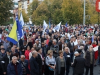'SB' NA LICU MJESTA: Održavaju se protesti ispred OHR-a - 'Ovaj skup je najava historijskih protesta, AKO BUDE POTREBNO!' (FOTO, VIDEO)