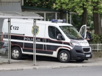 NAPAD BOMBOM U SARAJEVU: Oštećena kuća, policija prikuplja dokaze