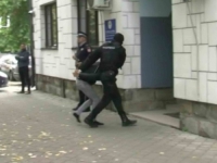 RUKE NA LEĐIMA: Pogledajte privođenje osumnjičenih da su pretukli policajca u Bratuncu (VIDEO)