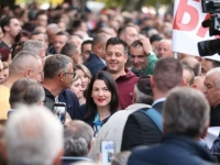 POČELI PROTESTI U BANJOJ LUCI: Jelena Trivić stigla na Trg Krajine, dočekana aplauzom (VIDEO)