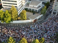 BURNO U SARAJEVU: Masovne demonstracije pred OHR-om - 'Ili povlačenje odluka ili smjena Schmidta...'