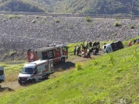 PENZIONERSKI IZLET SE PRETVORIO U TRAGEDIJU: Minibus završio u provaliji, tri osobe bore se za život