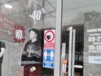 NEVJEROVATNO: Prodavnica koja je prodavala majice 'Nož, žica' sada ima dukseve sa ilustracijom davljenja žene uz poruku...