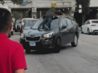 HRABROST ILI LUDOST: Pogledajte kako je vlasnik krenuo spašavati auto usred krađe (VIDEO)