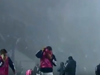 HAOS NA STADIONU: Masovna tuča navijača i policije, ispaljeni suzavci, utakmica prekinuta... (VIDEO)