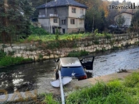 NESVAKIDAŠNJI SLUČAJ U TRAVNIKU: Automobil završio u rijeci Lašvi (FOTO)